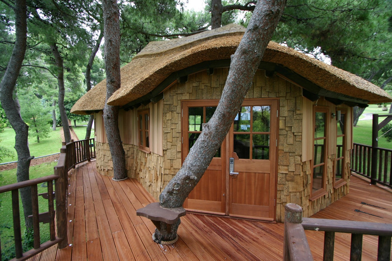 Luxusním dřevěným domkům nechybí ani ochoz sloužící zároveň jako veranda.