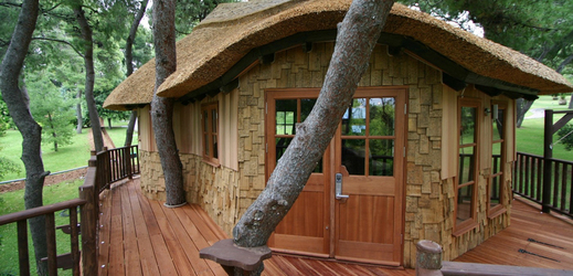 Luxusním dřevěným domkům nechybí ani ochoz sloužící zároveň jako veranda.