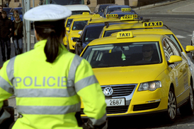 Taxikáři chtějí podpořit výzvu za zavedení minimálních cen za kilometr jízdy v Praze.