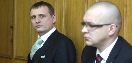Vít Bárta a Jaroslav Škárka by měli nárok na poslanecké platy i v případě odsouzení.