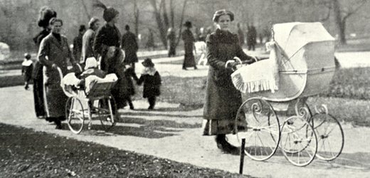 Maminky v parku na jaře 1912 (snímek z časopisu Český svět). Kdo ví, která své potomky týrala?