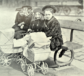 Líbezné holčičky, nebo týraná dítka? Snímek z roku 1912. 