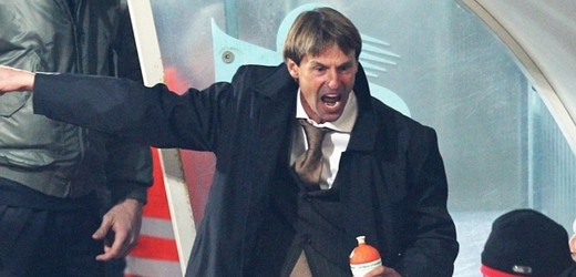 Františka Straku vystřídal v pozici hlavního trenéra Slavie jeho dosavadní asistent Martin Poustka.
