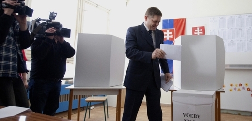 Předseda opozičního Směru - Sociální demokracie Robert Fico u voleb.