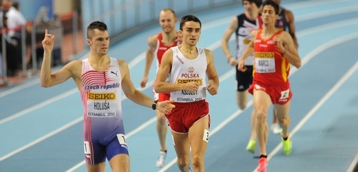 Jakub Holuša (vlevo) vybojoval na halovém mistrovství světa stříbrnou medaili.