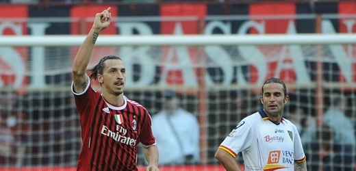 Zlatan Ibrahimovič (vlevo) jedním gólem přispěl k výhře AC Milán nad Lecce.