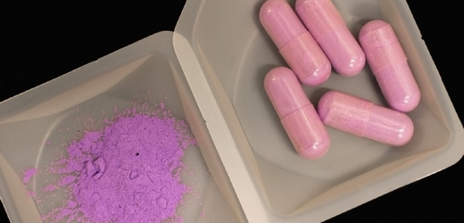 Tablety a prášek LSD (ilustrační foto).