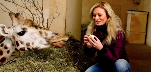 Lucie Borhyová s žirafím miminkem.