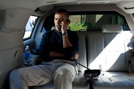 Americký prezident Barack Obama po útocích telefonoval afghánskému prezidentovi Karzáímu.