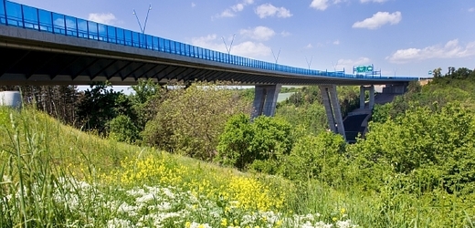 Lochkovský most, součást Pražského okruhu.