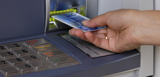 Když u bankomatu vyťukáváte kód, vždy zakrývejte klávesnici rukou. To je podle expertů základní pravidlo v boji proti zlodějům (ilustrační foto).