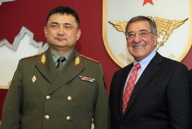 Americký ministr obrany Leon Panetta (vpravo) se svým kyrgyzským protějškem Taalajbekem Omuralijevem.