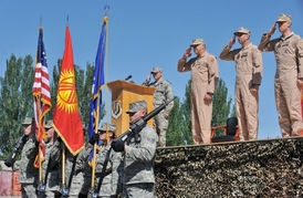 Američtí vojáci vzdávají hold kyrgyzské vlajce.