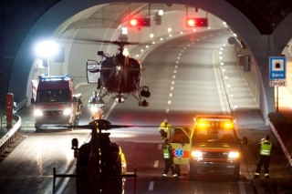 Ve švýcarském tunelu havaroval autobus plný dětí, nehodu nepřežilo 28 lidí.