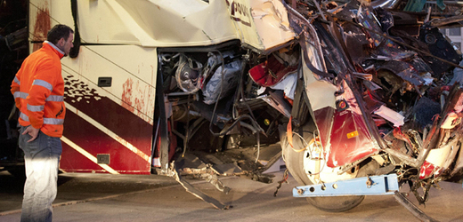 Autobus, na jehož palubě zemřelo 28 lidí, byl po nárazu zcela zdemolovaný.