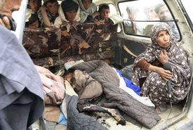 Voják v neděli opustil základnu a postřílel ve třech různých domech v okrese Pandžvaj 16 civilistů.