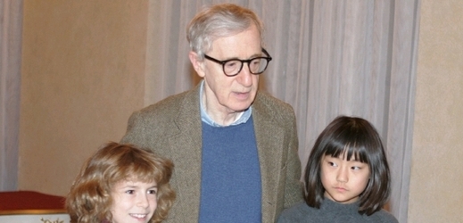 Woody Allen s dětmi na návštěvě Prahy.