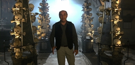 Průvodcem nového pořadu je herec Miroslav Táborský. Na snímku v kutnohorské kostnici.