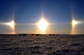 Snímek z 20. prosince 2011 zachycuje nezvyklý jev: "dvojité slunce". Jde o jev způsobený lomem slunečního světla přes malé ledové krystalky. (Foto: profimedia.cz)