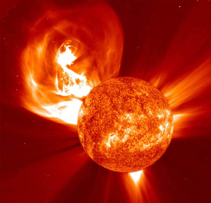Mohutná erupce na Slunci v lednu roku 2002. (Foto: NASA)