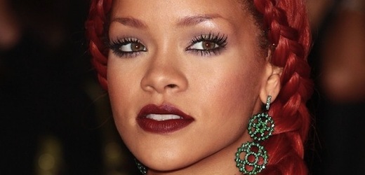 Zpěvačka Rihanna s rafinovaným copem vypadá skvěle.