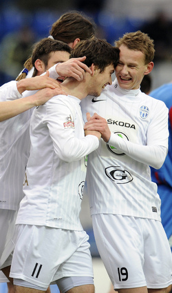 Ondřej Kúdela (veprostřed) společně se spoluhráči slaví svůj gól do sítě Plzně.