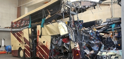 Belgický autobus po tragické nehodě v tunelu.
