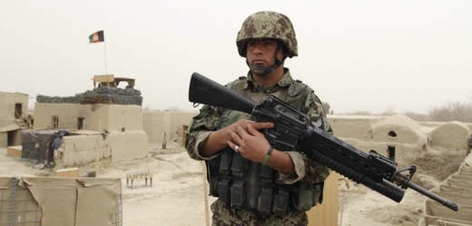 Afghánský voják na stráži před základnou v Pandžvaji.