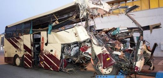 Švýcarské úřady již identifikovaly všech 24 zraněných dětí, které přežily úterní tragickou havárii belgického autobusu.