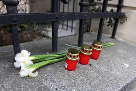 Na plotu velvyslanectví Belgického království v Praze ve Valdštejnské ulici se objevily květiny a svíčky jako pietní vzpomínka na oběti nehody.