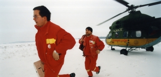 Na pomoc muži musel přiletět vrtulník (ilustrační foto).