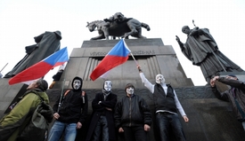  V davu bylo vidět také několik protestujících v bílých maskách typických pro hackerské hnutí Anonymous.