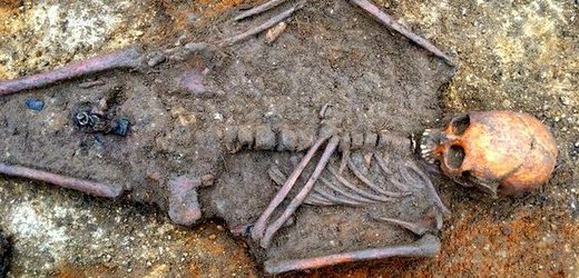 Hrob ze 7. století patří asi patnáctileté dívce.