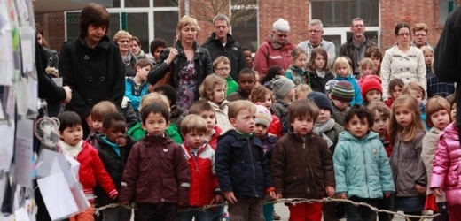 Školáci a učitelé drží minutu ticha ve městě Heverlee.