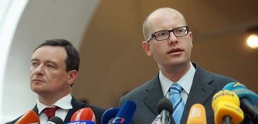 Bohuslav Sobotka (vpravo) informoval o plánu pokusit se vyslovit vládě nedůvěru už 28. února (ilustrační foto).