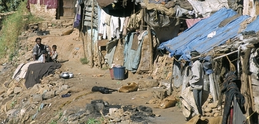 Ind nalezl svou rodinu stále žijící v bídě a v tomtéž slamu (ilustrační foto).