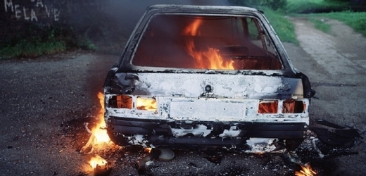 Při požáru auta na lesní cestě mezi Poděbrady a Osečkem na Nymbursku našli hasiči v pátek ohořelé torzo lidského těla (ilustrační foto).