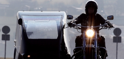 Motorkáři, které k jejich Harleyovi poutá láska až za hrob, se strojem své milované značky mohou nechat odvézt i na věčnost.
