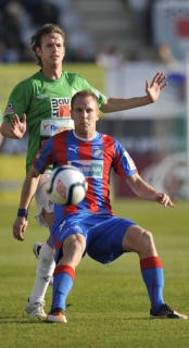 Plzeňský Daniel Kolář (vpředu) si kryje míč před dotírajícím Markem Jarolímem z Jablonce.