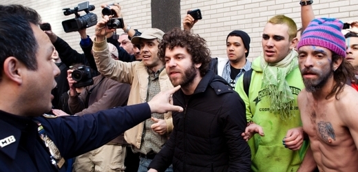 Newyorská policie zatkla desítky demonstrantů z hnutí Okupujte.