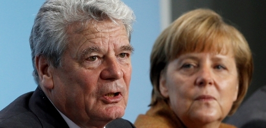 Joachim Gauck vedle německé kancléřky Angely Merkelové.