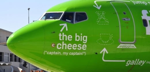 Vtipné slogany na trupu letadla.