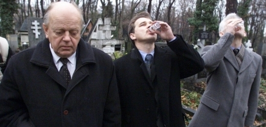 Bývalý běloruský prezident Stanislav Šuškevič (vlevo).