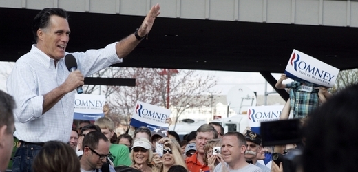 Mitt Romney promlouvá ke svým příznivcům.