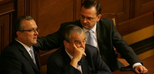 Legislativnímu kutilství zvoní hrana. Na snímku premiér Petr Nečas, vicepremiér Karel Schwarzenberg a ministr financí Miroslav Kalousek.