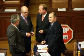 Senát by neměl sněmovně diktovat pravidla, míní předseda poslanců ČSSD Jeroným Tejc.