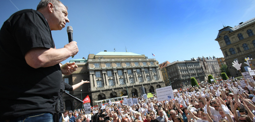 Odboráři plánují protest proti úsporným opatřením (vlevo předseda ČMKOS Jaroslav Zavadil).