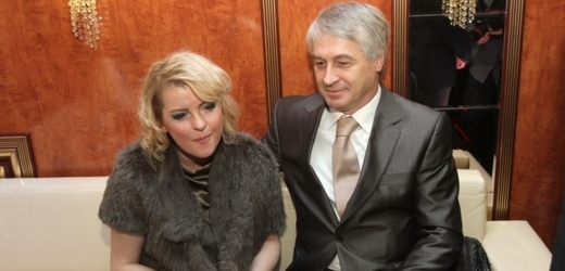 Josef Rychtář s přítelkyní a zpěvačkou Ivetou Bartošovou.