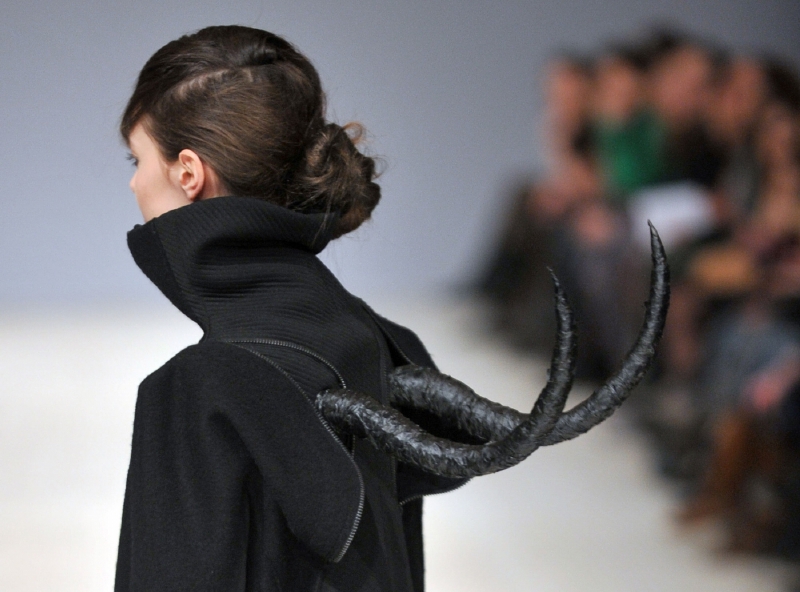 Kabát, nebo věšák? Model od ukrajinské návrhářky Eleny Bureninaové se dá využít různě.
