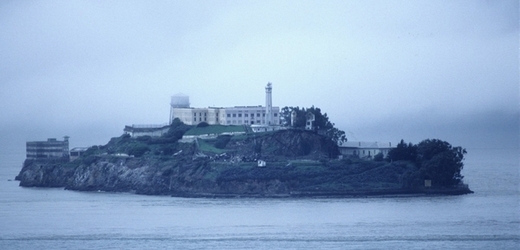 Věznice Alcatraz u břehů San Franciska.